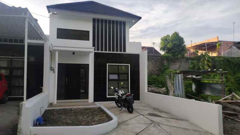 rumah modern minimalis dekat museum coklat monggo