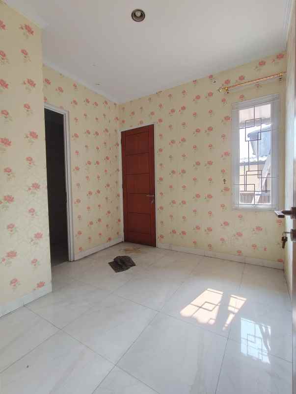 rumah second dalam cluster di kramat jati jaktim