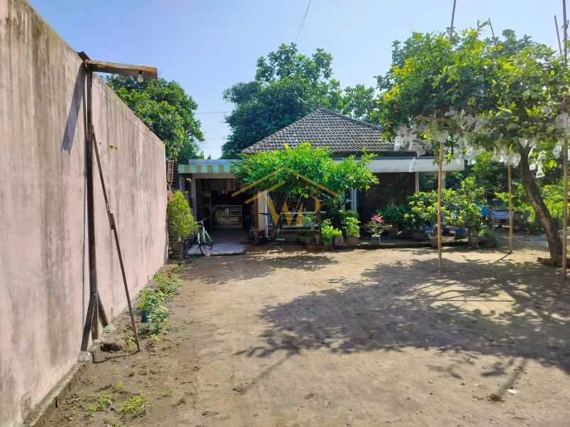 rumah second dengan tanah luas dekat jalan jogja solo