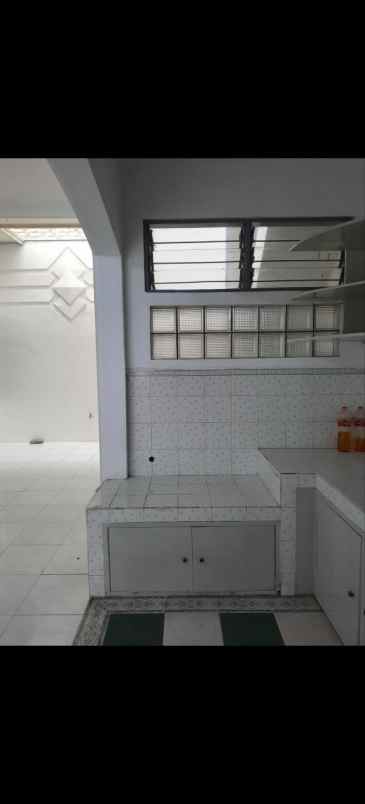 rumah sutorejo timur hadap selatan