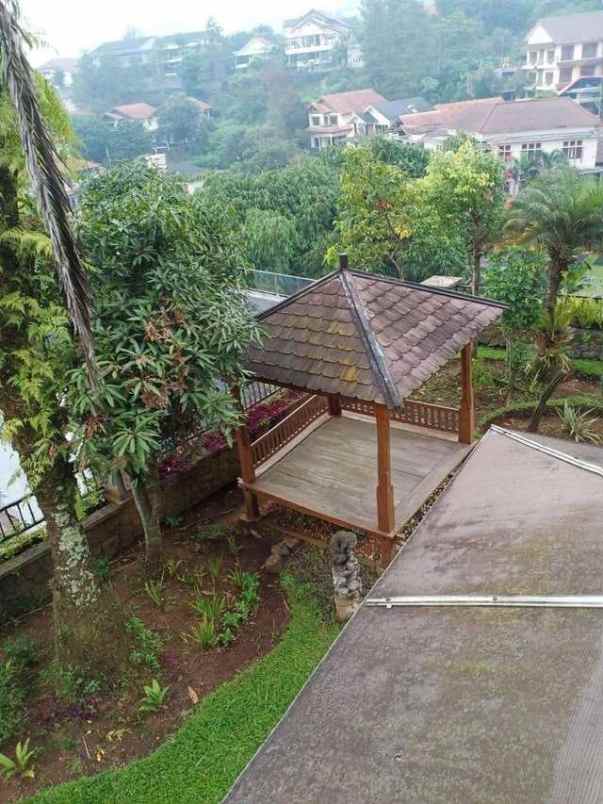 rumah villa terawat siap huni dago resort