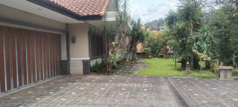 rumah villa terawat siap huni dago resort