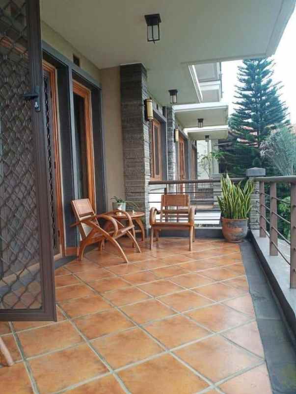 rumah villa terawat siap huni dago resort