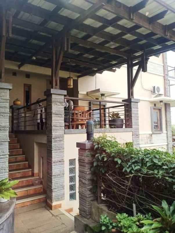 rumah villa terawat siap huni dago resort