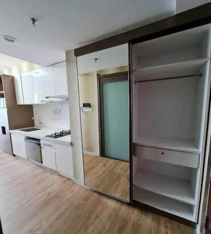 sewa apartemen baru sky house bsd view kolam renang