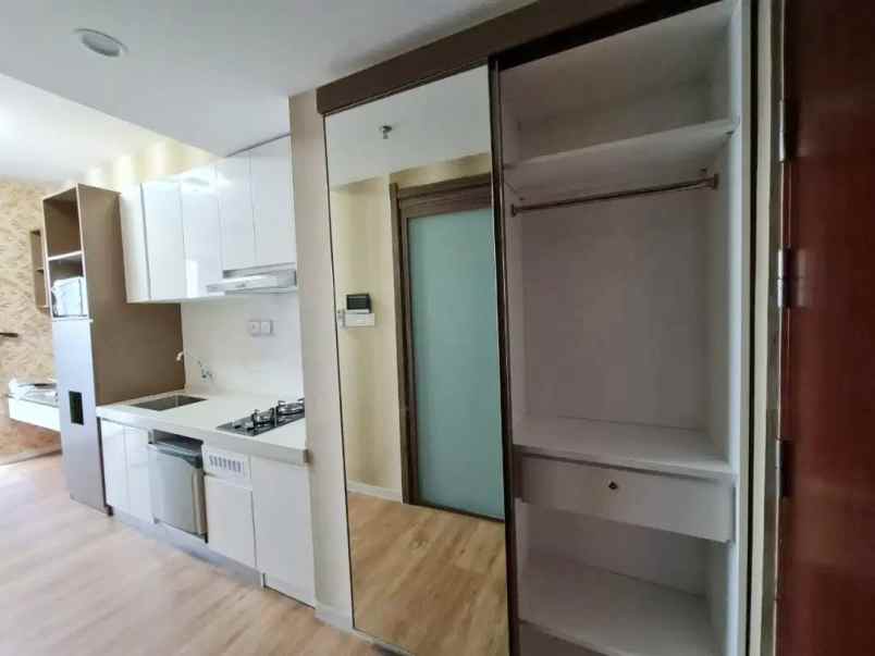 sewa apartemen baru sky house bsd view kolam renang