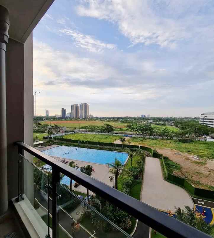 sewa apartemen baru sky house bsd view kolam renang