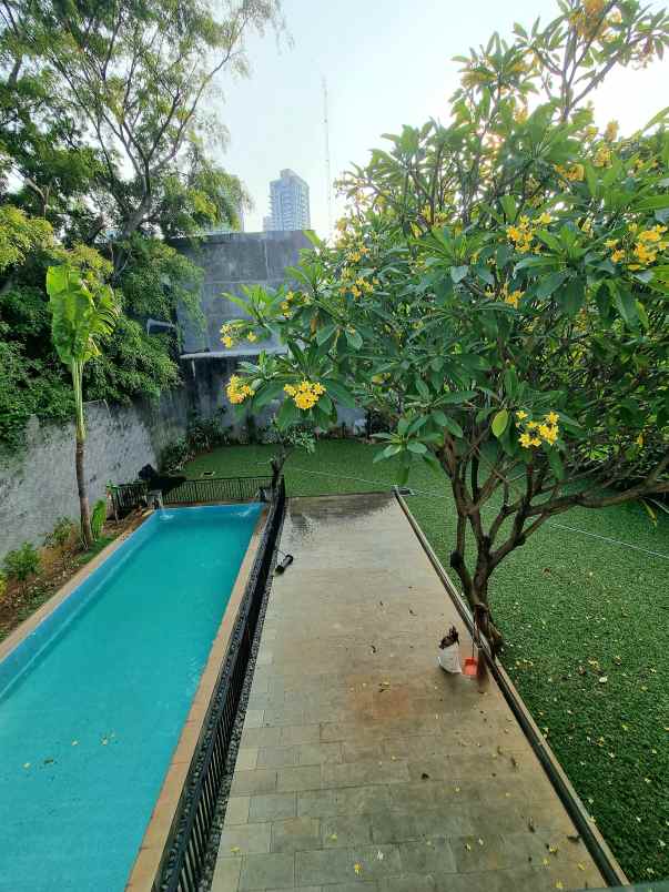 sewa rumah di kemang jakarta selatan ada kolam renang