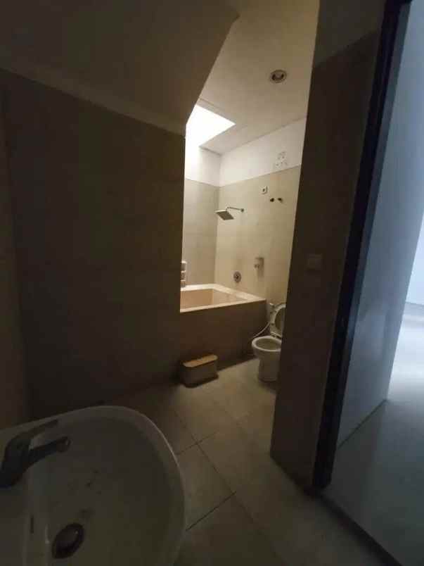 sewa rumah royal residence strategis