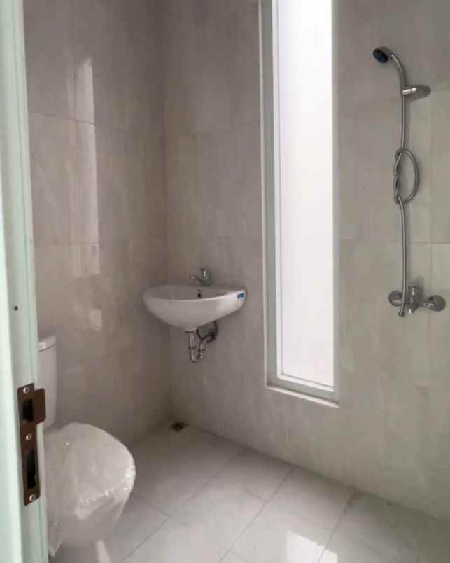 townhouse 3 lantai siap huni dekat tol krukut depok