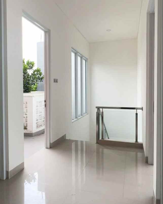 townhouse 3 lantai siap huni dekat tol krukut depok