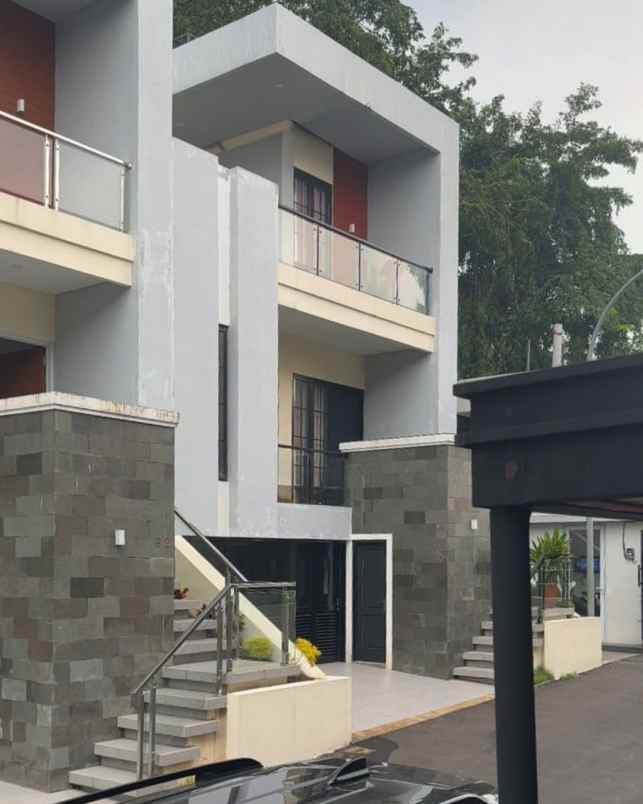 townhouse 3 lantai siap huni dekat tol krukut depok