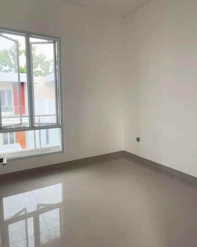 townhouse 3 lantai siap huni dekat tol krukut depok