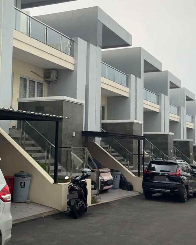 townhouse 3 lantai siap huni dekat tol krukut depok