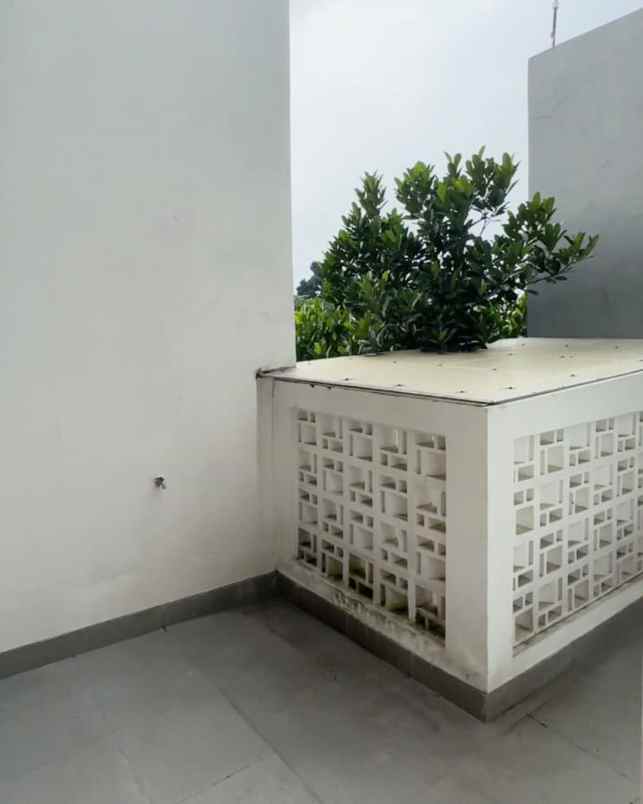 townhouse 3 lantai siap huni dekat tol krukut depok