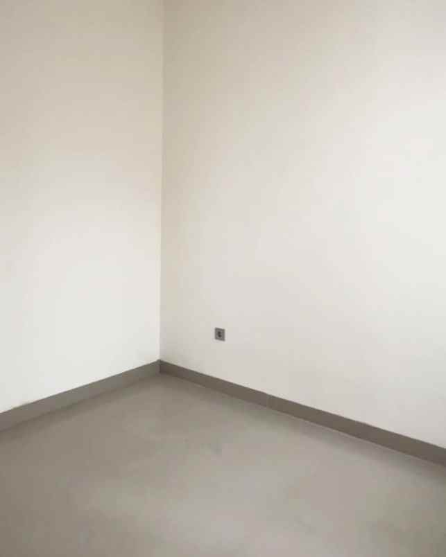 townhouse 3 lantai siap huni dekat tol krukut depok