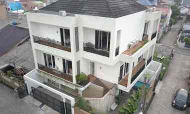 Dijual Rumah Modern Tropis di Hook 3 Lantai