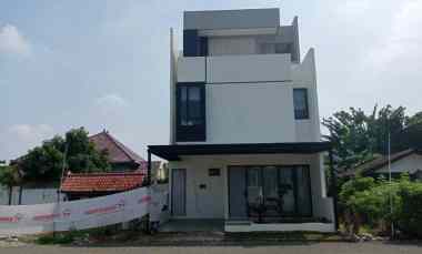 Dijual Cash Rumah Mewah 3 Lantai di Selatan Jakarta