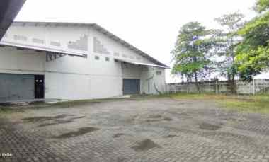Dijual Gudang dengan Luas Tanah 427 Ubin 300 meter Jalan Nasional