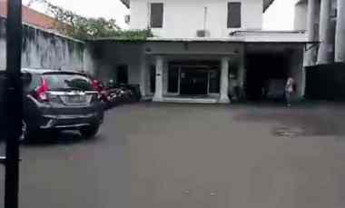 Bangunan Eks Kantor Tanah 720 m2 Super Strategis di jl. Matraman Raya