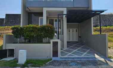 Rumah Mewah Ada Lift di dalam Cluster dengan Fasilitas Golf dan Kolam