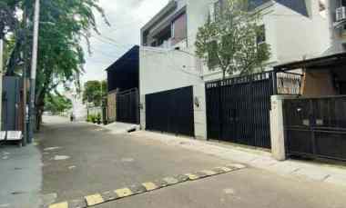 Rumah Baru Konsep Klasik Private Pool di Cempaka Putih Jakpus