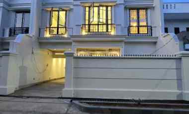 Rumah Mewah American Classic dengan Rooftop di Cempaka Putih Jakarta P