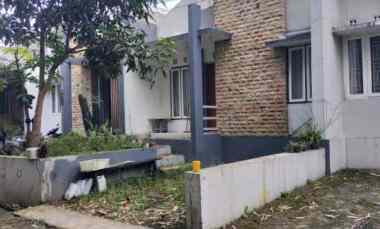 Rumah Cluster Cihanjuang Rahayu Siap Huni Ada Taman Depan