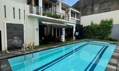 Rumah 2Lt, Balkon, Pool, Semi Furnished, dalam Perumahan di Cinere Estate