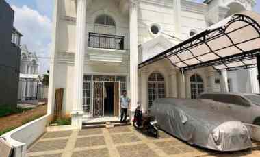 Rumah American Classic di Cluster Ciracas Jakarta Timur