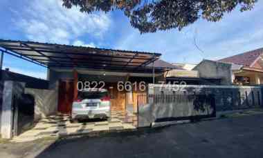 Rumah Citeureup dekat Jalan Utama Alun-Alun Cimahi Ada Taman Depan