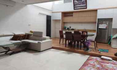 Rumah Modern Depan Taman Cluster Celebration Town Grand Wisata Bekasi