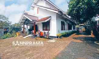 Rumah Mewah dengan Tanah Luas dan Bangunan Kokoh di Jantung Kota Depok