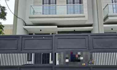 Rumah Baru Gress Minimalis Dharmahusada,Manyar, dekat GM, Row 3 mobil