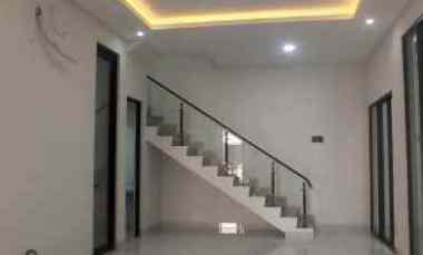 Rumah Baru Dian Istana, Graha Family, Surabaya, 2 Lantai Siap Huni