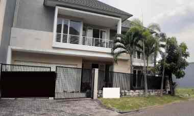 dijual rumah graha family