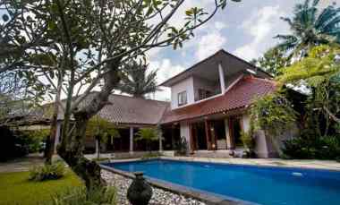 Villa Mewah Dua Lantai dengan Kolam Renang dan Jacuzzi di Pakem Sleman