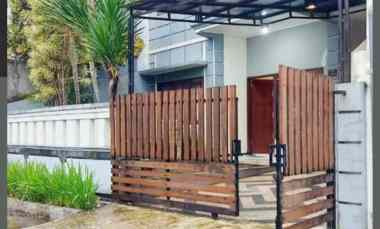 dijual rumah jalan buah2 an