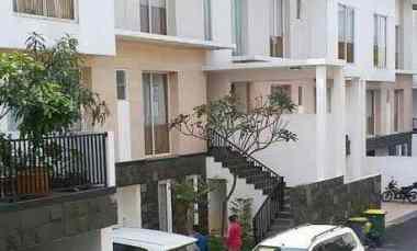 Rumah Tiga Lantai dalam Town House Samping Pintu Tol TB Simatupang