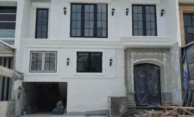 7 Milyar-an Rumah Baru Pakuwon Indah - New American Classic Attic Roof