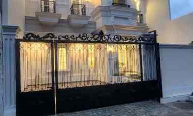 Rumah Mewah 2 Lantai dengan Taman Interior Modern di Jakarta Barat