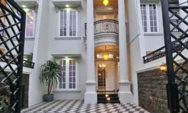 Rumah Mewah di Jakarta Selatan Desain Classic, Fasilitas Lengkap, Ak