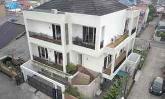 Dijual Rumah Baru Modern Tropis 3 Lantai di Hook dalam Kompleks