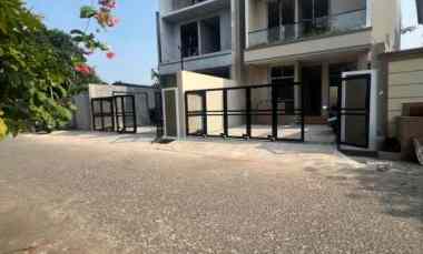 Rumah Baru dalam Komplek Caman Jatibening dekat ke Tol dan LRT