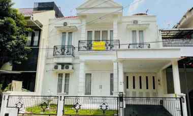 Dijual Rumah American Classic dalam Townhouse di Cirendeu