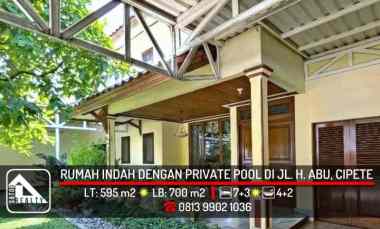 Rumah Indah dengan Private Pool di jl. Haji Abu, Cipete Selatan