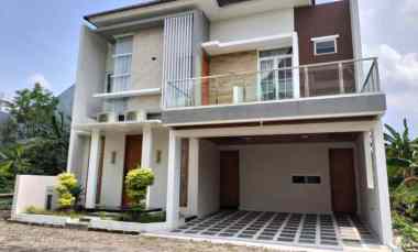 Rumah Mewah Full Furnish-privat Pool dekat Kantor Pemda Sleman