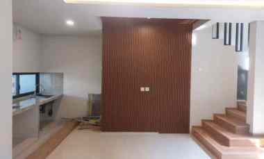 Cuma 6 menit ke Tegalega Rumah Modern 2,5 Lantai dengan Rooftop