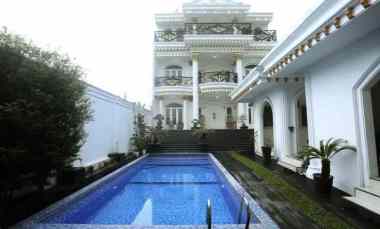 Rumah Villa 3 Lantai Mewah Bersih Ada Kolam Renang di Lembang Bandung