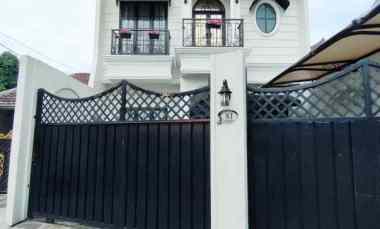 Rumah Mewah 3 Lt Full Furnish Ada Mini Pool dan Rooftop di Condet